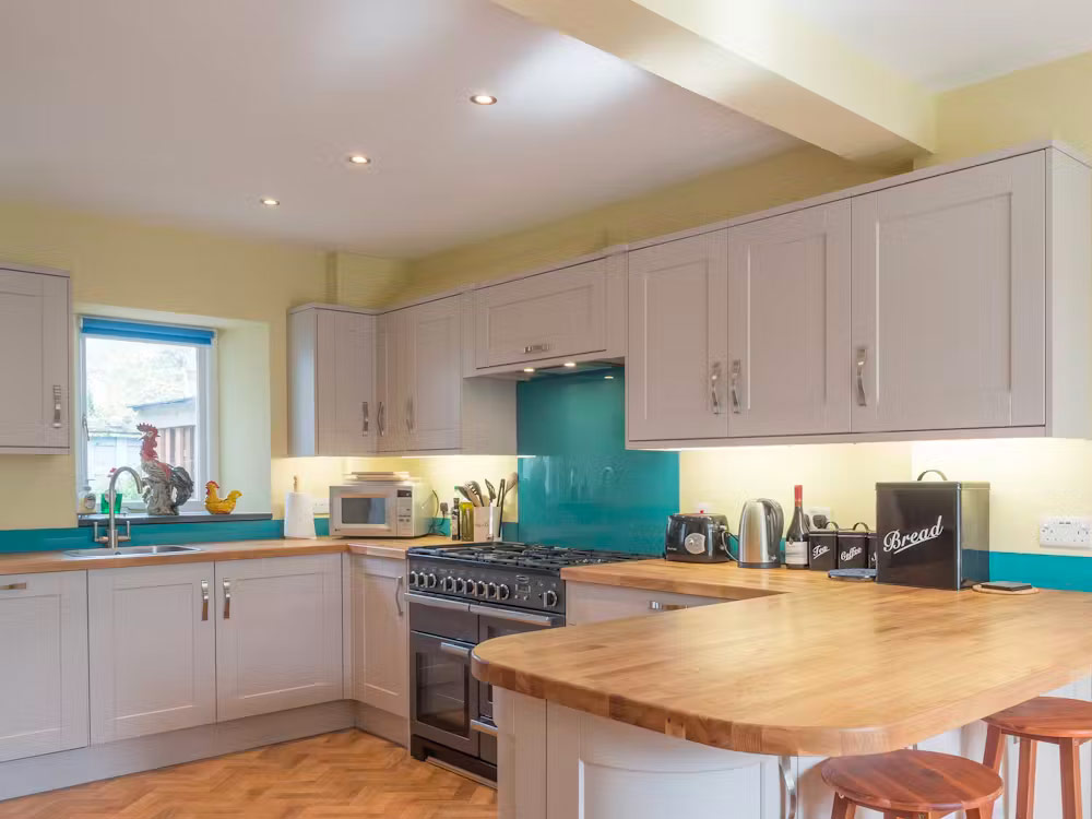 Kitchen / dining area with breakfast bar